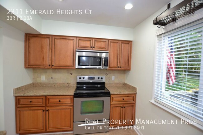 Building Photo - Beautifully Updated 3 Bedroom End Unit For...