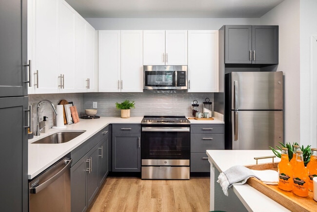 Building Photo - The Shores at Lake Howell