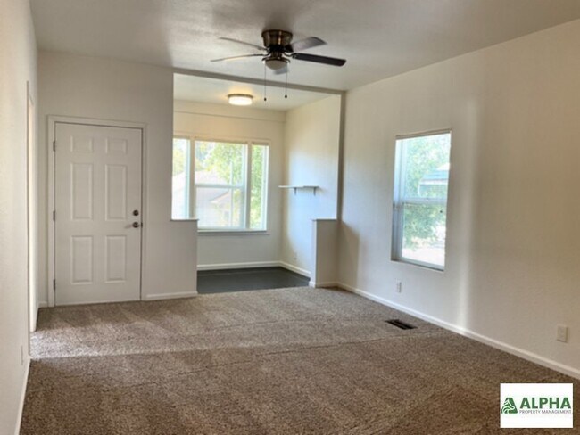 Building Photo - Nice clean house