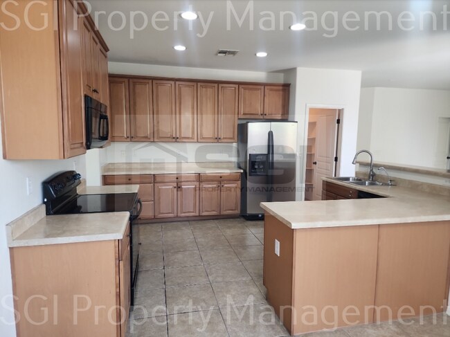 Building Photo - Gorgeous home ready for move in