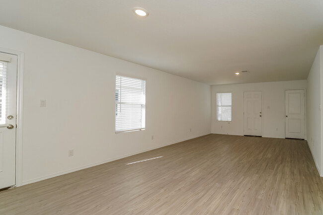 Building Photo - 8839 Barrow Path, Converse, TX
