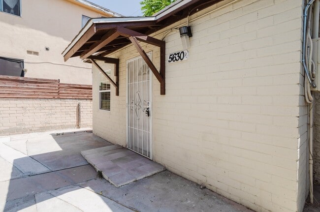 Foto del edificio - 5630 1/2 Craner Ave