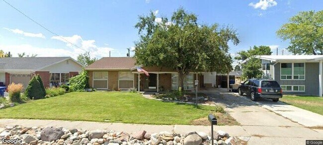 Building Photo - COTTONWOOD HEIGHTS 4 bed 3 bath family home