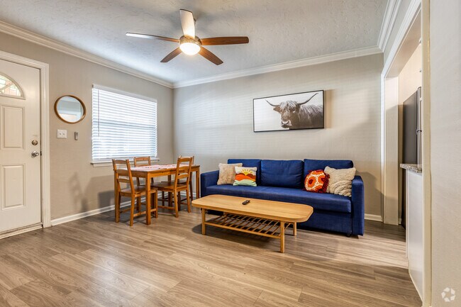 Unidad 28 - 2BR, 1BA - 675SF - Sala de estar - 10814 Navajo Dr, St Petersburg, FL 33708