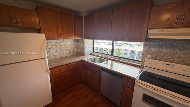 Foto del edificio - 17021 N Bay Rd