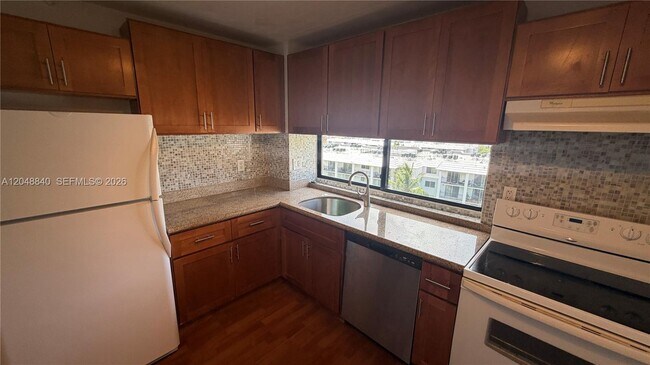 Building Photo - 17021 N Bay Rd
