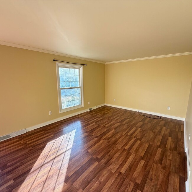 Building Photo - Four Bedroom Home in Forest Hills Schools!