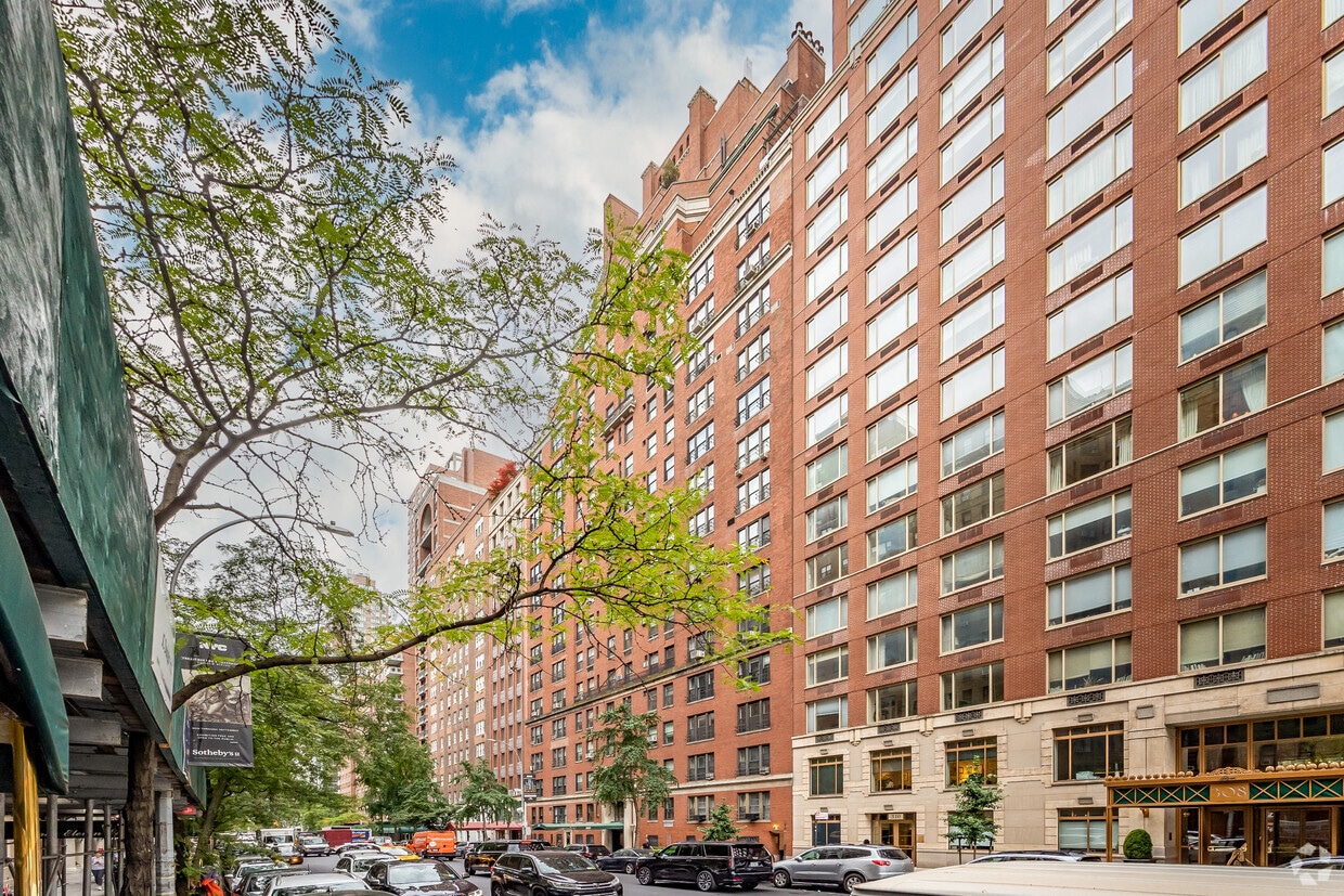 Primary Photo - 320 E 72nd St
