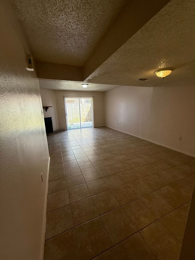 Building Photo - 2 bedroom 2 bath town home in a gated community