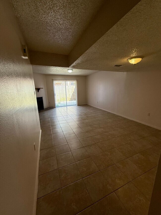 Foto del edificio - 2 bedroom 2 bath town home in a gated community