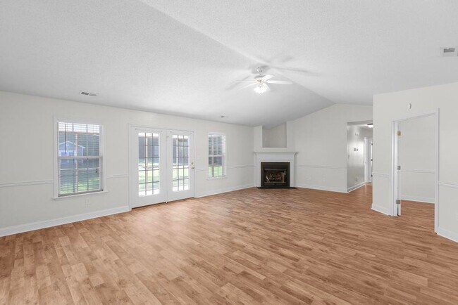 Building Photo - Large Ranch Home with 4BR/ 2 Bath with an ...