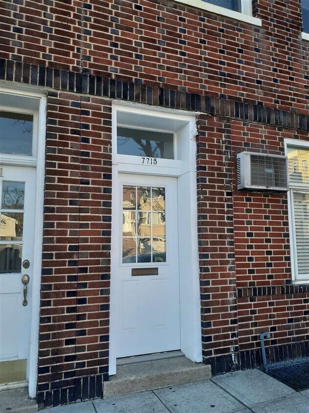 Foto principal - 7715 Broadway