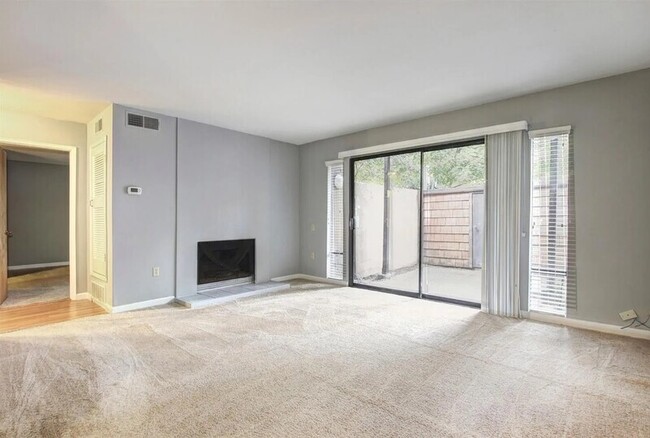 Building Photo - 886 Woodside Ln E