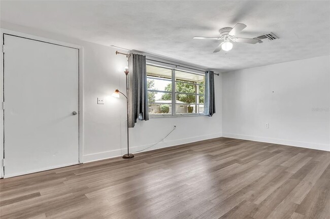 Foto del edificio - 4348 Shoreline Dr