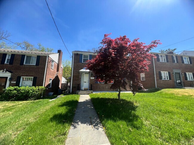 Building Photo - Newly Renovated 5 BR/3.5 BA Single-Family ...