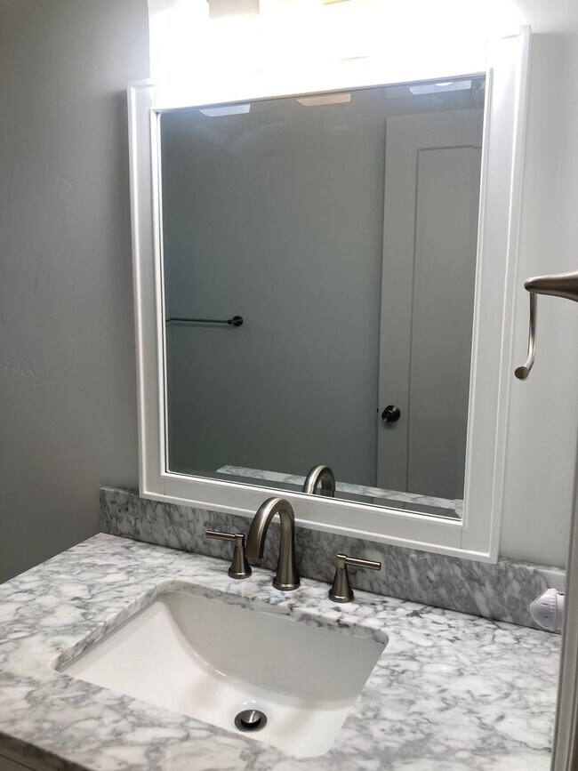 Building Photo - Charming Newly Renovated 2 Bed, 1 Bath Apa...