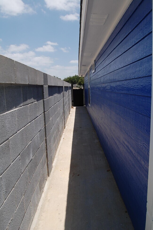 Building Photo - 3222 Monclova Dr