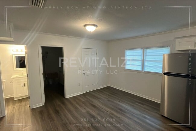 Building Photo - Newly Renovated 3 Bedroom/1 Bathroom Home ...