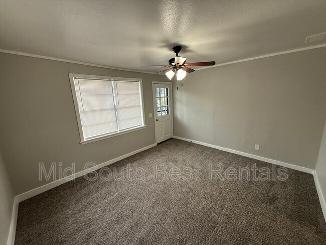 Building Photo - 2151 Sparks St