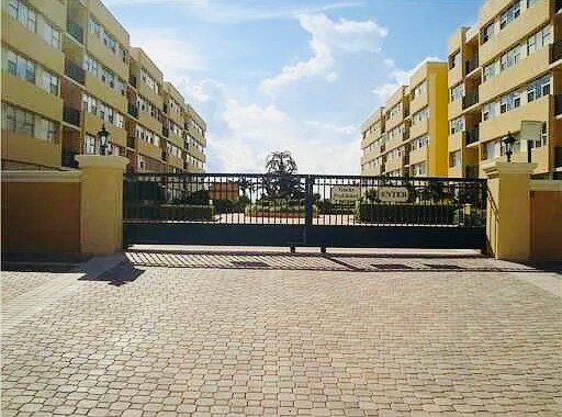 Propiedad cerrada - 1239 Hillsboro Mile