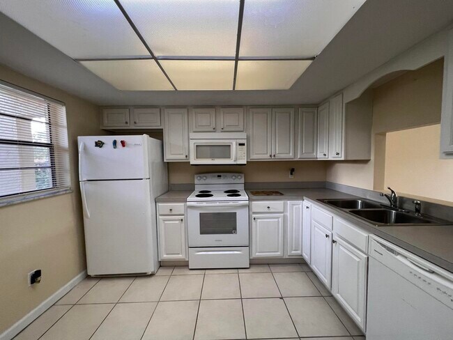 Foto del edificio - 2050 Oleander Blvd