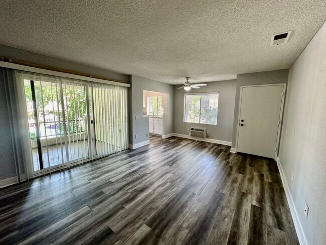 Building Photo - Embrace Luxury and Style in this Stunning ...