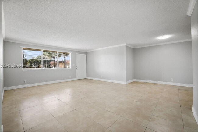 Building Photo - 850 E Commercial Blvd