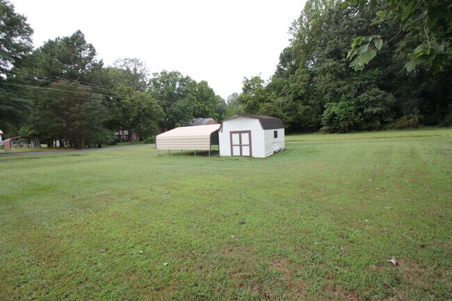 Building Photo - 1700 13th St, Victoria, VA