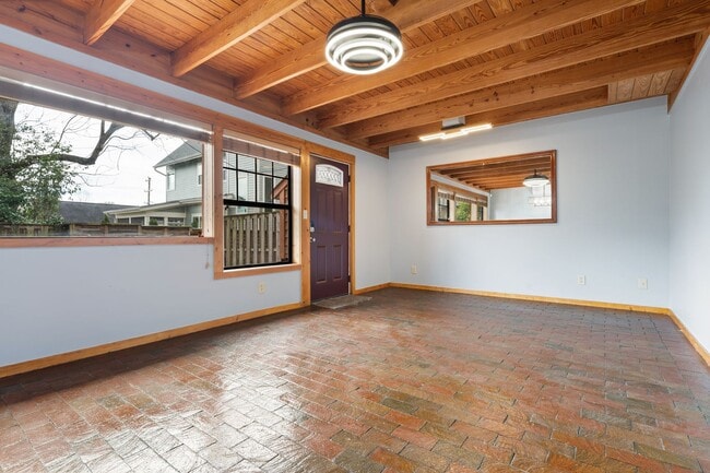 Foto del edificio - Heart of Durham 3 bed, 2.5 bath townhome blends charm, comfort & convenience