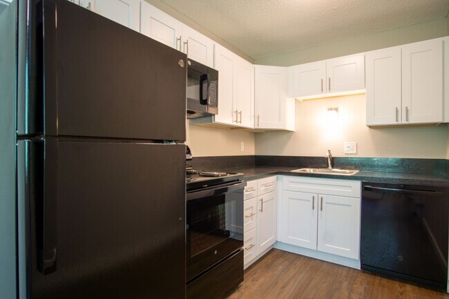 Foto del edificio - Inner East Side Updated 1Bdr w/Dishwasher & Off-Street Parking!
