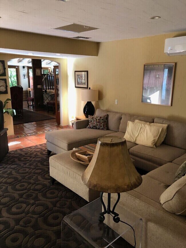 Building Photo - Beautiful oasis single family house with s...