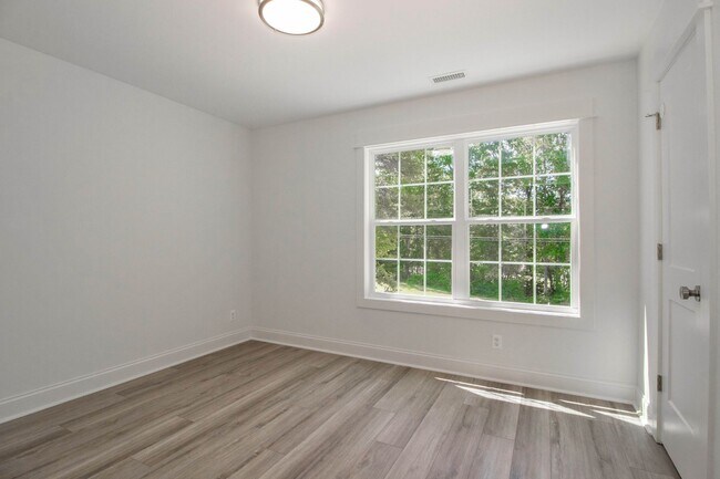 Foto del edificio - Lux Three Bedroom Townhouse in Sherrills Ford