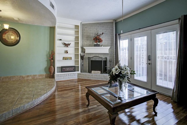 Building Photo - 7700 Creekbend Dr