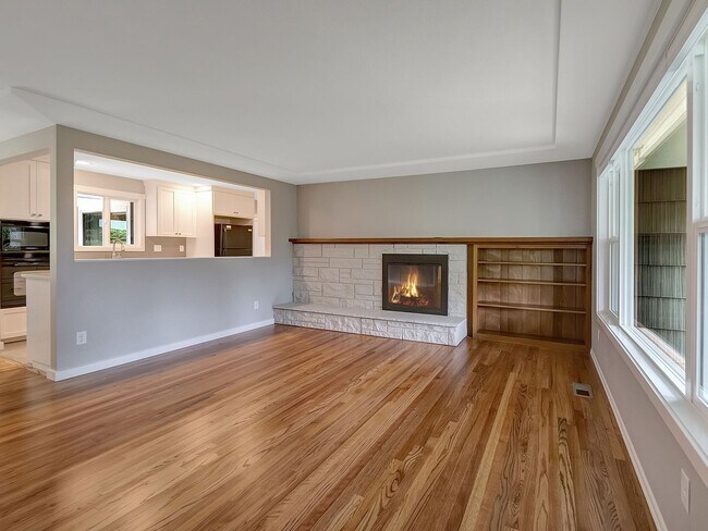 Building Photo - Remodeled Ranch Backing to Glenmorrie Park