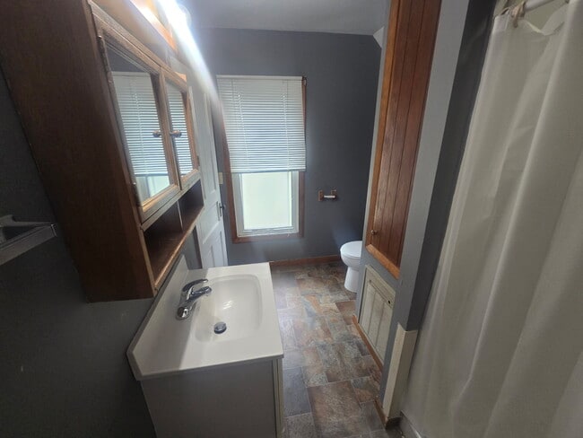 Baño - 148 1/2 N Watertown St
