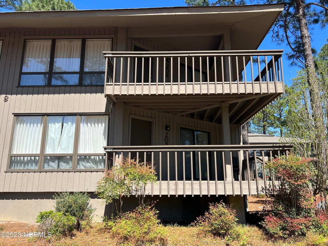 Primary Photo - 207 Foxkroft Dr