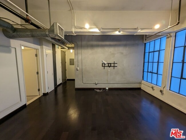 Building Photo - 746 S Los Angeles St