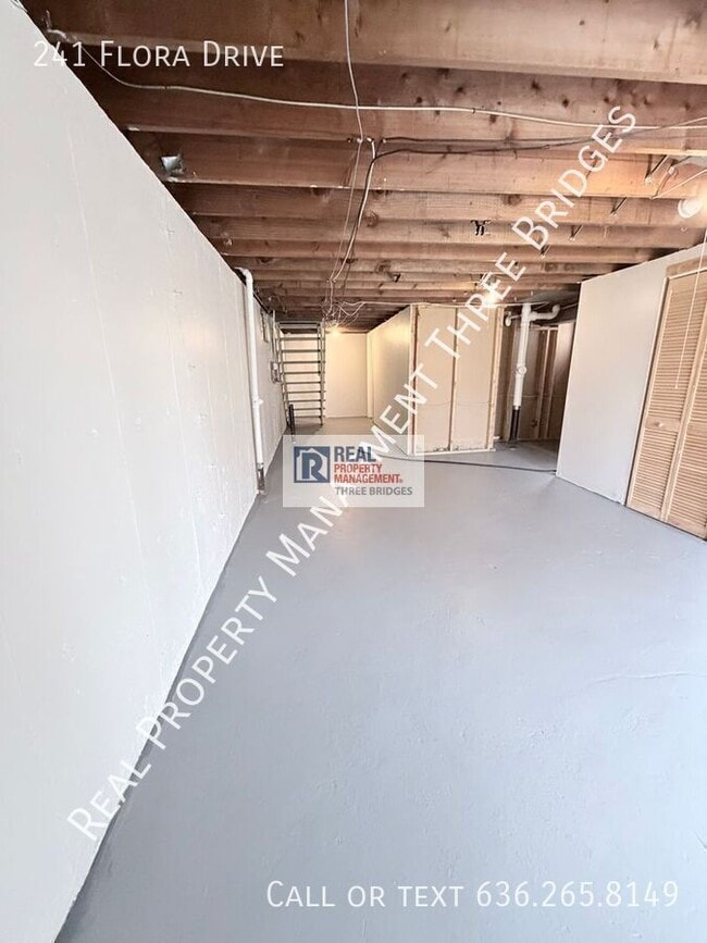 Building Photo - 241 Flora Dr