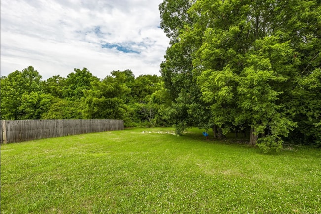 Foto del edificio - 3 Bed w/Bonus, Large Yard in Sought After ...