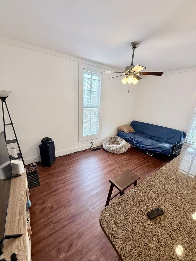 Foto del edificio - Updated Rare Normaltown Find