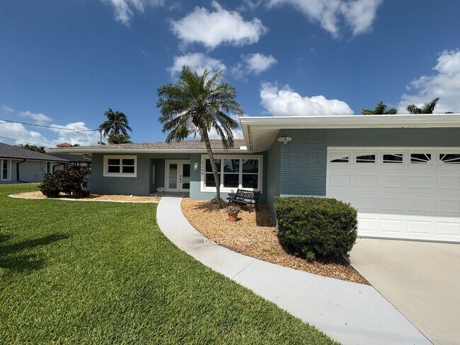 Foto del edificio - Beautifully Furnished Pool Home with Boat ...