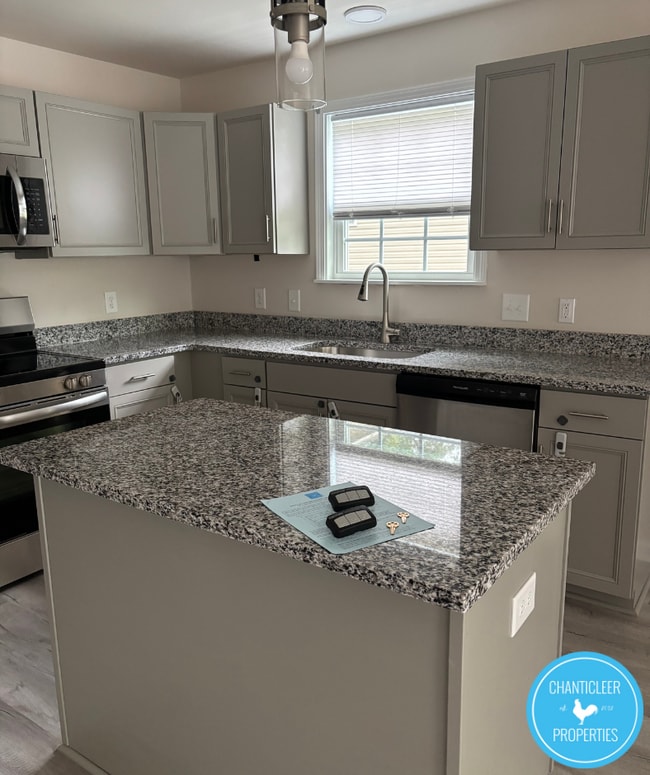 Building Photo - 2433 Harrison Dr