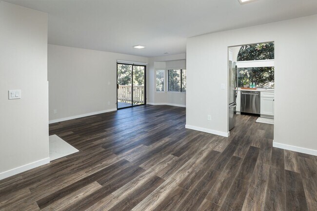 Building Photo - Impeccably remodeled and ALL NEW unit-don'...