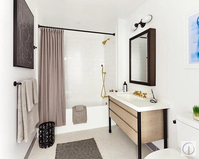 Building Photo - 1 bedroom in LONG ISLAND CITY NY 11101