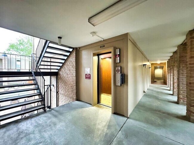 Foto del edificio - Bright and Spacious 1-Bedroom Condo in an ...