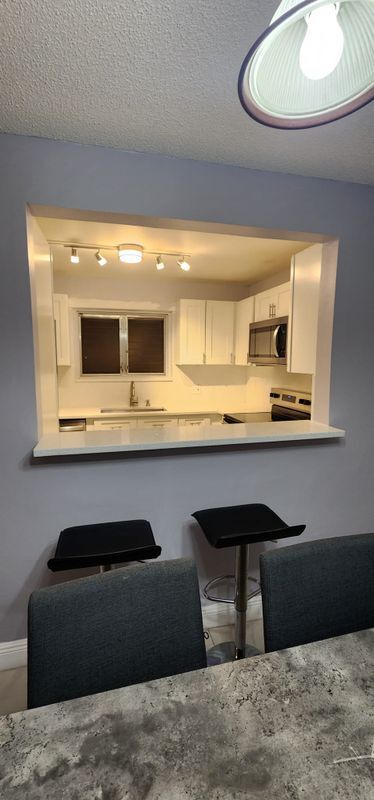 Foto del edificio - 394 N Laurel Dr