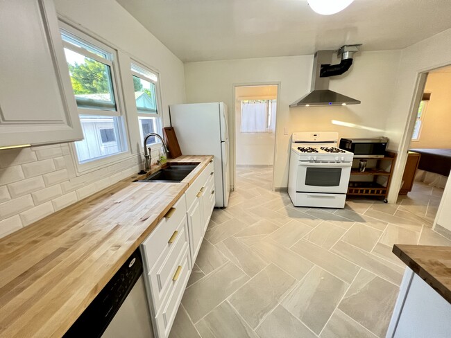 Kitchen - 530 N Quarantina St