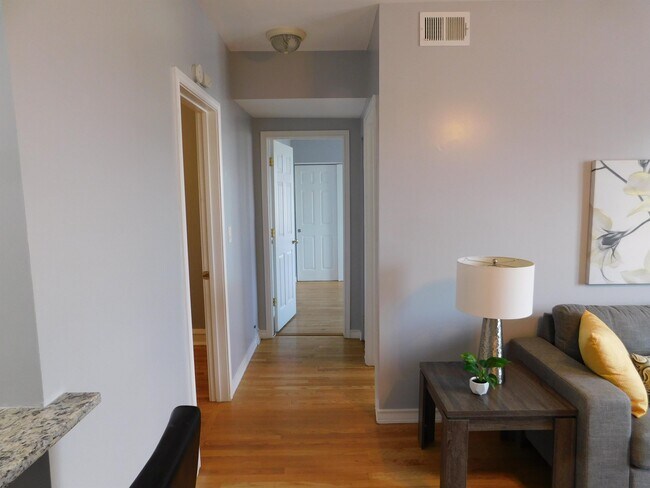 Foto del edificio - 3022 N Pulaski Rd