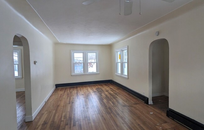 Building Photo - 1675 Huizenga, 3 bedroom house with baseme...