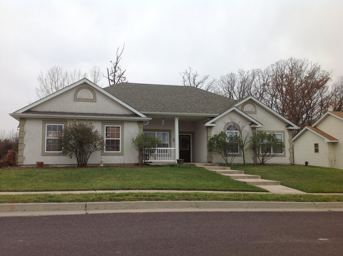Primary Photo - 5004 Maple Leaf Dr